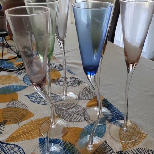 Set of 6 champagne glasses like new with elegant design