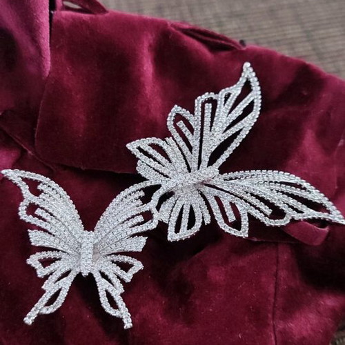 Pin with rhinestones new, very beautiful