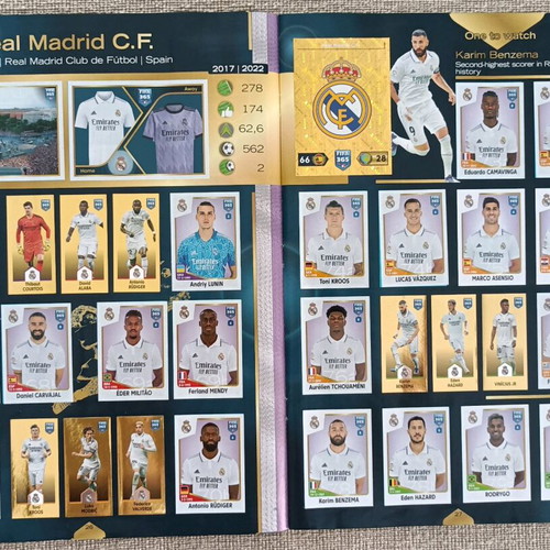 Panini FIFA 365 2023 album like new, completed