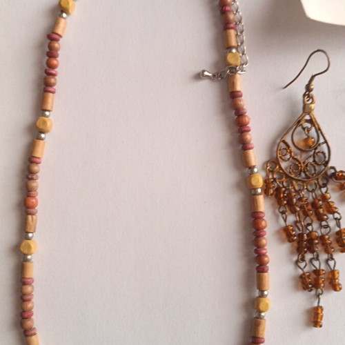 Jewelry set new with 2 pairs of earrings and brown necklace with silver tones