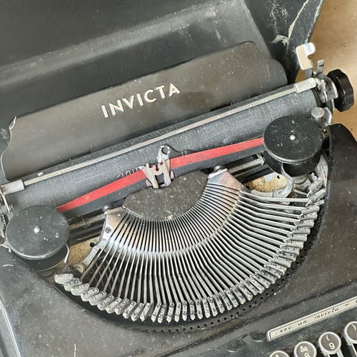 Invicta Torino 1938 typewriter used with Greek keyboard and case