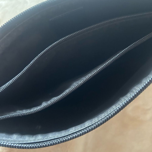 Gucci wallet used, black with zipper and compartments
