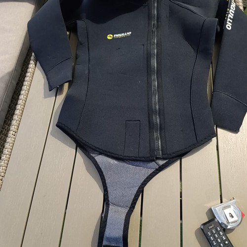 Diving suit set like new, 5mm thickness with gloves and socks