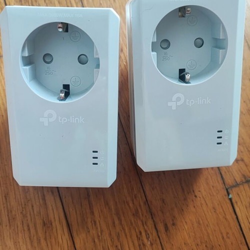 TP-LINK TL-PA4010P KIT v3 Powerline adapter with passthrough socket and Ethernet port
