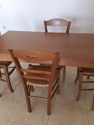 Τραπέζι κουζίνας μασίφ με 4 καρέκλες σε άριστη κατάσταση