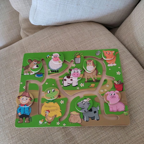 Wooden head-body matching toy with farm animals