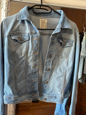 Bershka women's jean jacket size M like new with buttons