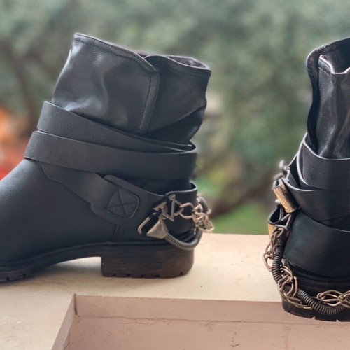 Boots used, size 39, black with removable belt and chains