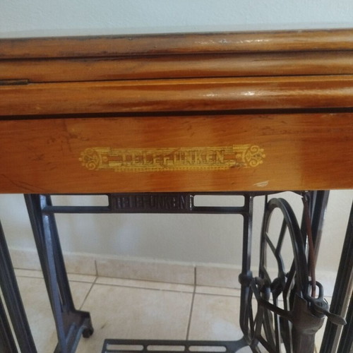 Pedal sewing machine like new, barely used, excellent condition