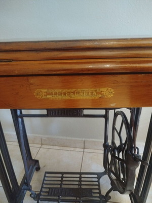 Pedal sewing machine like new, barely used, excellent condition