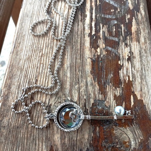 Key pendants set with long chains like new, silver and gold tone