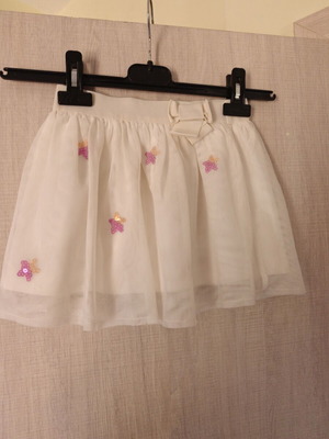 Benetton skirt like new for 4-5 years old, white and beige