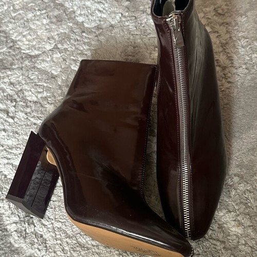 Burgundy ankle boots size 39 like new with impressive heel and zipper