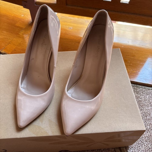 Ideal Shoes nude patent leather pumps size 37 like new