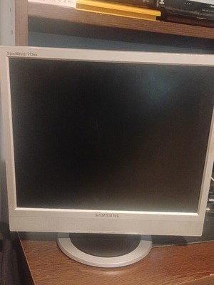 Οθόνη υπολογιστή Samsung SyncMaster 713BM σαν καινούργια, τετράγωνη γκρι με ενσωματωμένο ηχείο