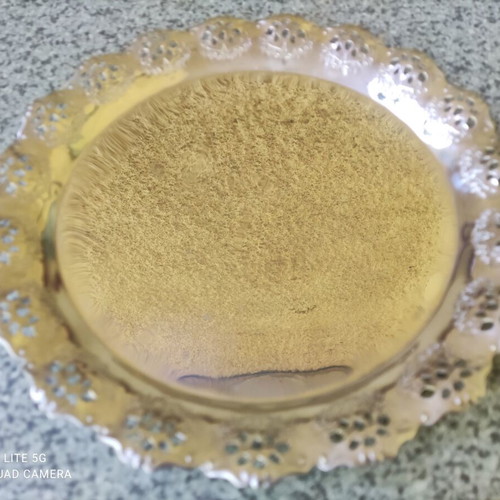Serving tray with handmade doily like new, diameter 26cm