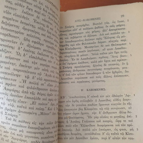 Plutarch Agis and Cleomenes, Tiberius and Gaius Gracchus old school books