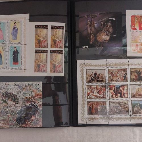 Stamp album new 20 pages with 65 sleeves and block