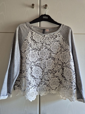Divided sweatshirt with white lace, like new, size M