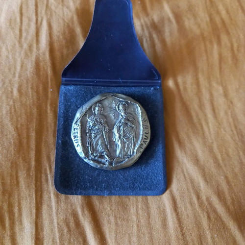 PRICE DROP: CARVED AMULET IN ITS VELVET CASE, COLLECTIBLE