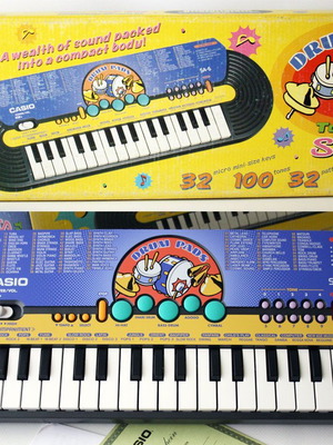 Casio SA-6 keyboard 32 keys with drum pads and tone bank, vintage 80's