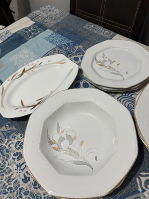 Dinnerware set used, 4 large, 3 small, 3 deep plates and 1 platter