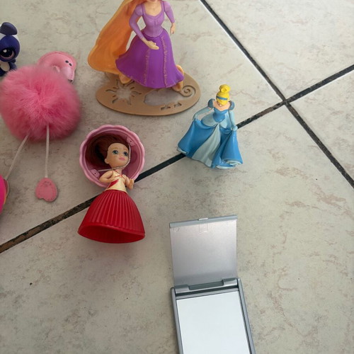 Small toys, figures & keychains set with mirror