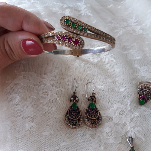 Silver vintage jewelry set used with green details