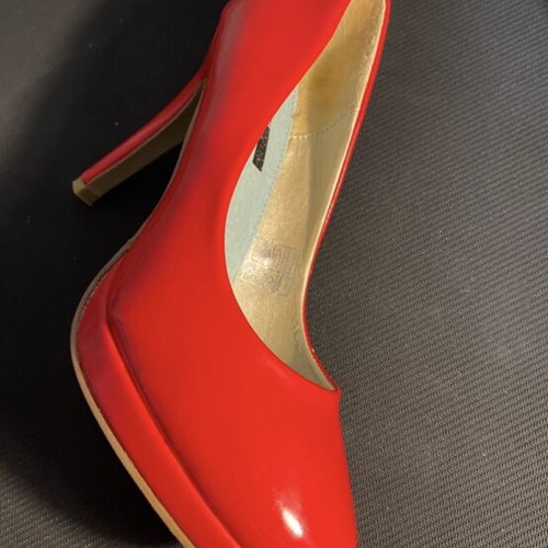 Magic red pumps size 37 like new, patent leather, round toe
