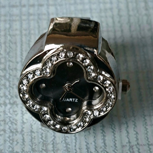 Four-leaf clover ring watch with crystals and black dial like new