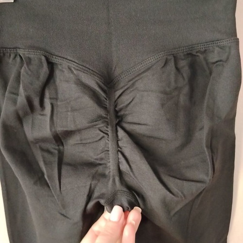 Black seamless capri leggings with push up, new