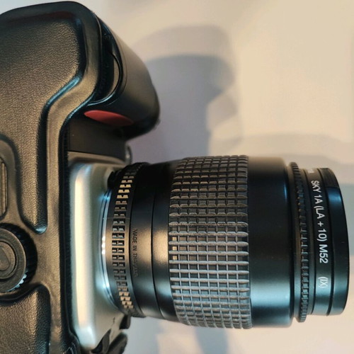 Nikon F60 camera set like new with 2 lenses and 2 flashes