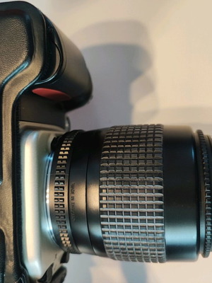 Nikon F60 camera set like new with 2 lenses and 2 flashes