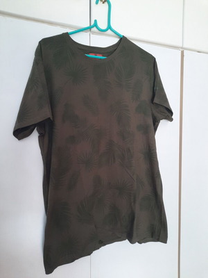 Greenwood T-Shirt with floral pattern XL like new, black and green