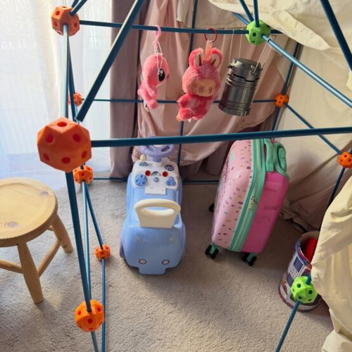 Children's assembly tent like new