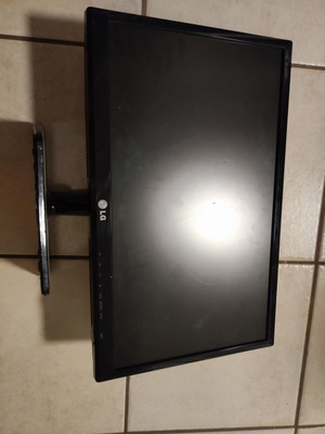 LG M1931D-PZ 19" TV Monitor used with multiple ports