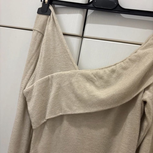 Off-shoulder top new, one size, beige