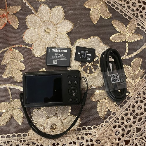 Samsung ES95 digital camera 16MP with 32GB memory