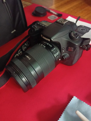 Canon EOS 60D φωτογραφική μηχανή με φακό EF-S 18-135mm IS και πλήρες σετ αξεσουάρ