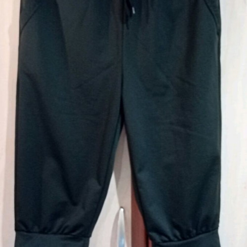 Capri pants black like new with pockets and elastic waist