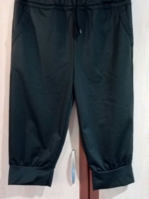 Capri pants black like new with pockets and elastic waist