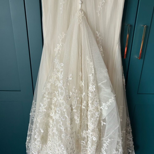Pronovias wedding dress ivory color like new