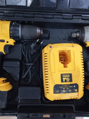 Σετ Dewalt με винтоверт и ударен гайковерт употребяван с зарядно и две батерии
