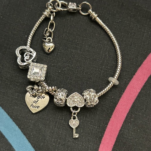 Women's jewelry set with 3 bracelets, 1 wearable bracelet and watch