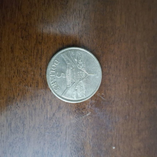 5 Dollars 1988 coin used with Queen Elizabeth II