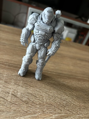 Φιγούρα DoomGuy από το Doom Eternal, μη βαμμένη