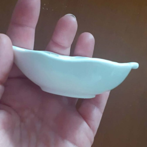 Ceramic leaf-shaped plates like new, ideal for sauces or appetizers