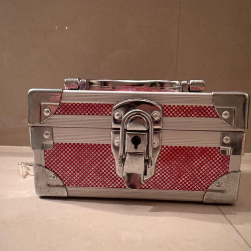 Jewelry box like new with lock, pink and silver
