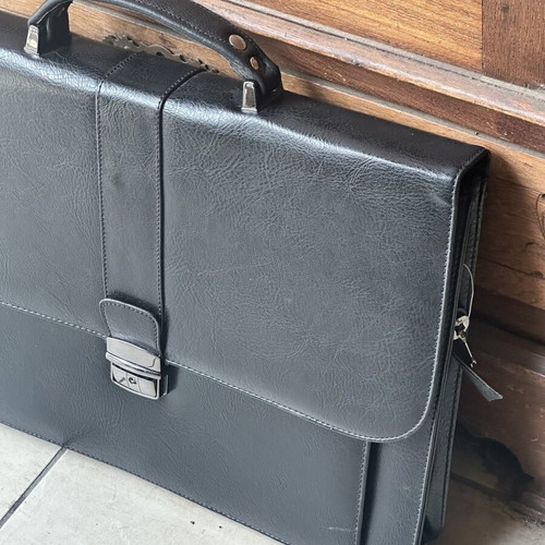 Business Briefcase black like new with lock and keys