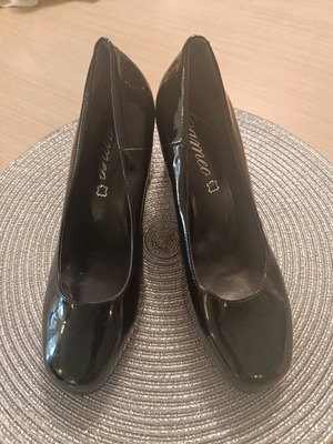Black patent leather pumps like new, size 39